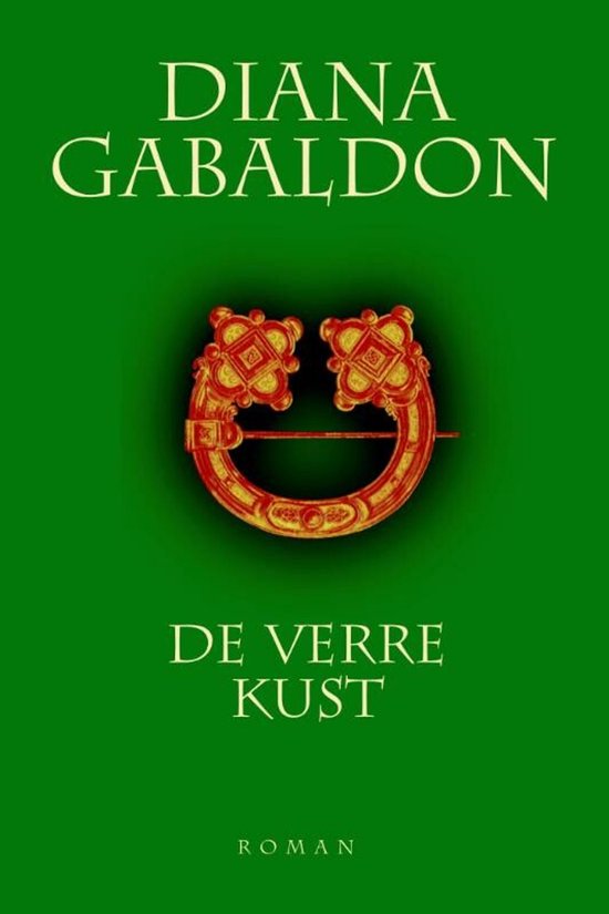Boek "De Verre Kust" van Diana Gabaldon met een gouden broche op een groene achtergrond.