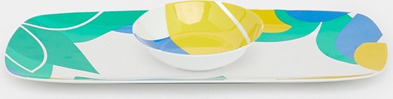 Lange witte serveerschaal met abstracte gele, blauwe en groene bladvormige patronen.
