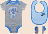 Nike newborn set 3- delig - Romper, Slabber en slofjes 0-6 maanden nike gifset baby- Nike babypakje