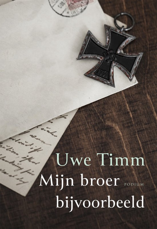 Livre "Mijn broer bijvoorbeeld" avec enveloppe ouverte et croix.