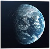 Dibond - Planeet - Aarde - Sterren - 50x50 cm Foto op Aluminium (Met Ophangsysteem)