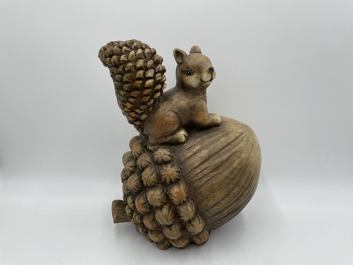Home Sweet Home Decoratiebeeld Eekhoorn Peppi dennenappel staart op eikel bruin maat L 28 x 28 cm | 797680 | Countryfield | Stoer & Sober Woonstijl
