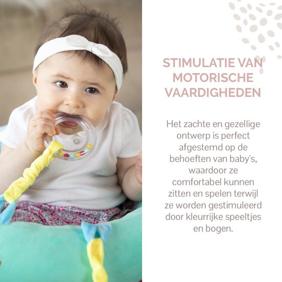 Baby kauwt op gele rammelaar in mintgroen speelzitje met gekleurde banden.