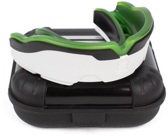 Groen en wit Makura bitje met zwarte accenten op een zwart opbergdoosje.