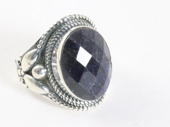 Zware bewerkte zilveren ring met gefacetteerde lapis lazuli - maat 18.5
