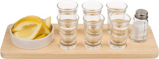 Plateau en bois avec six verres à shot, un bol de quartiers de citron et une salière.