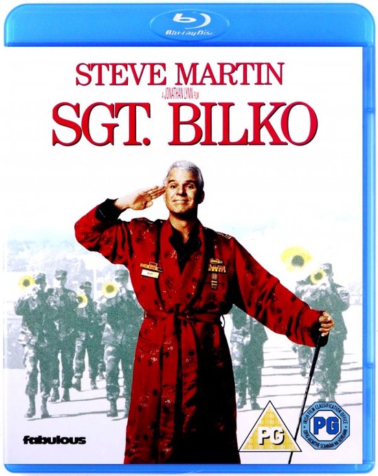 Steve Martin als Sgt. Bilko in een rode badjas, groetend met een orkest op de achtergrond. Titel: SGT. BILKO.