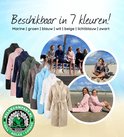 Kinderen in verschillende kleuren badjassen, zittend en staand op het strand.