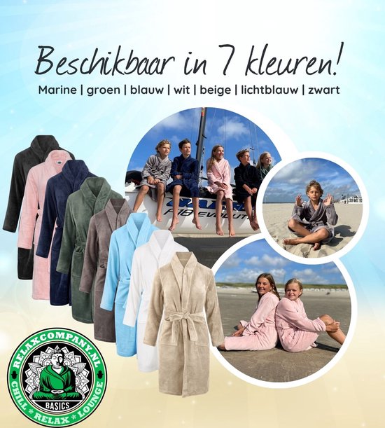 Kinderen in verschillende kleuren badjassen, zittend en staand op het strand.