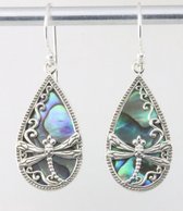 Druppelvormige zilveren oorbellen met libelle op abalone schelp