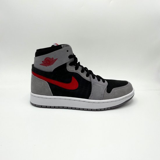 Nike Air Jordan 1 (Noir/Rouge Feu) - Taille 40.5