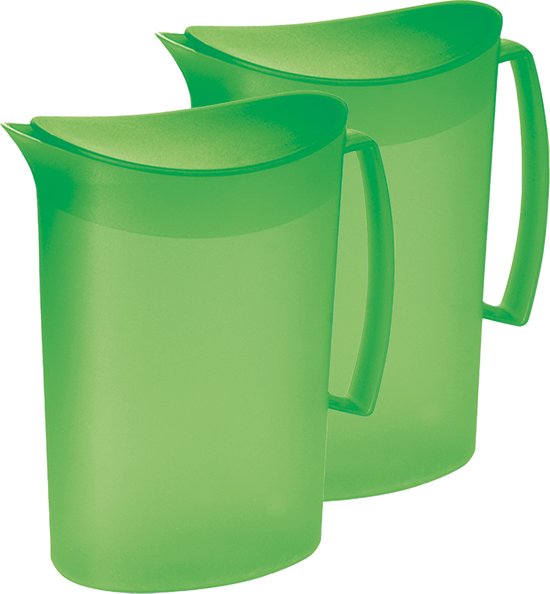 Twee groene kunststof schenkkannen met deksel en handvat, op witte achtergrond.