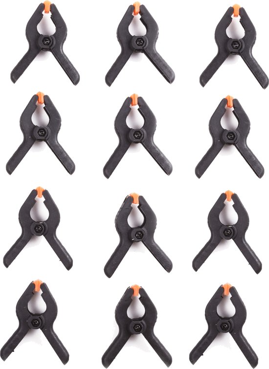 Twaalf zwarte kunststof klemmen met oranje uiteinden.