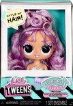LOL Surprise Tweens stylinghoofd met lang, paars en roze krullend haar, donkere huid, grote ogen en paarse top.