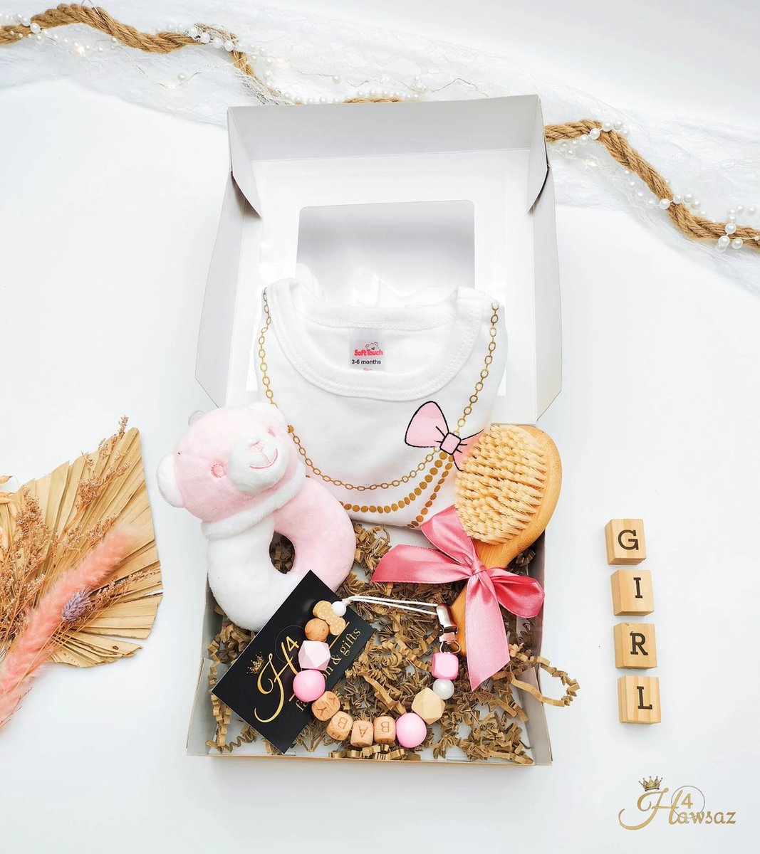 Kraamcadeauset 4 stuks - Hawsaz.nl cadeau - Cadeaubox - Cadeau met naam - Kraamcadeau - Gepersonaliseerd cadeau - Babygeschenksets - Geboortecadeau - Kraampakket - Bijtring - Rammelaar- Houten borstel - Speenkoord - Geschenkset - Rompertje - new born – foto 2