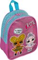 Sac à dos rose L.O.L. Surprise! avec des pois bleu clair sur les côtés. Avec des images de deux poupées LOL et une bulle de texte "THE SNUGGLE IS REAL!".