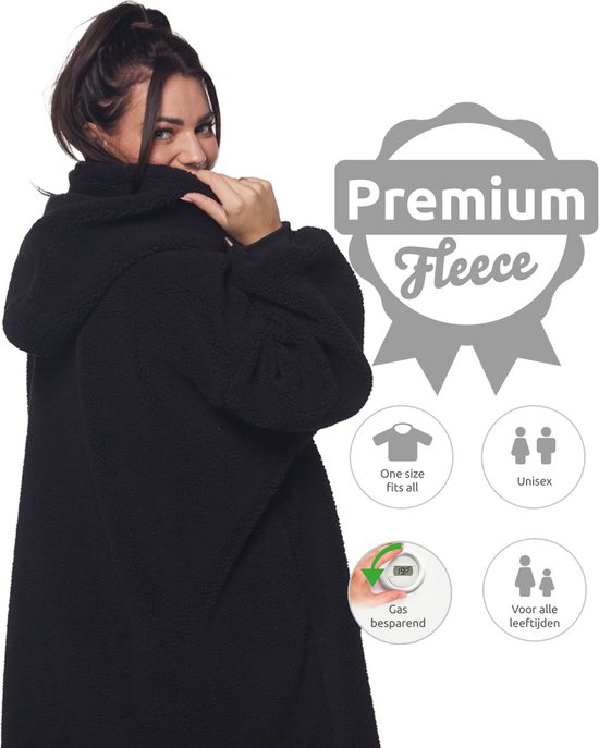 Een vrouw met een zwarte teddy hoodie deken, met een 'Premium Fleece' icoon en tekst over 'One size fits all', 'Unisex' en 'Gas besparend'.