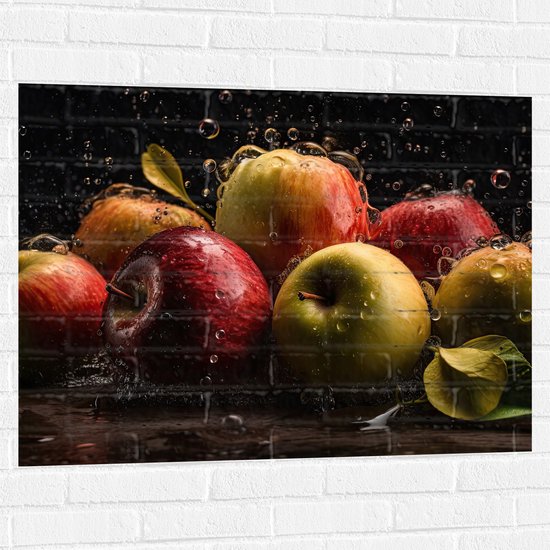 Muursticker - Plens Water op Appels tegen Zwarte Achtergrond - 100x75 cm Foto op Muursticker