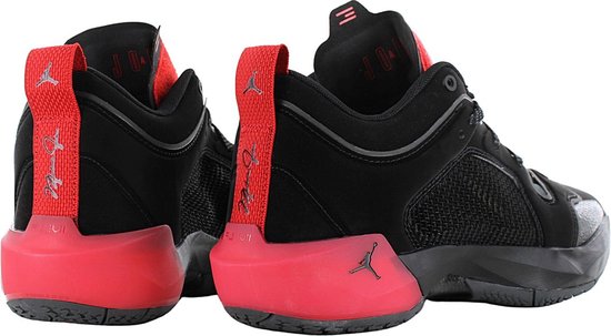 Zwarte Jordan basketbalschoenen met rode hielstukken en rode lussen met handtekeningen.