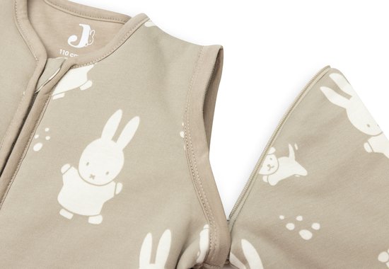 Detail van de schouder en rits van een olijfgroene slaapzak met Miffy print.