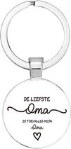 Akyol - De liefste oma is Sleutelhanger - liefde - iemand die liefde wilt geven aan zijn/haar oma - familielid - cadeautje voor oma - familie - beste ooit - cadeau - verjaardag - kado - geschenk - gift - verrassing - liefste ooit - 2,5 x 2,5 CM
