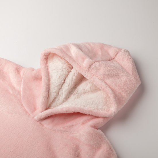 Close-up van de capuchon van een roze, oversized hoodie deken, met een zachte, witte binnenkant.