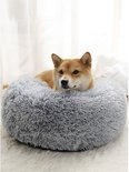 Shiba Inu hond in een ronde, zachte, grijze mand.