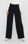 Model met zwarte wijde broek, met knoopdetail, gedragen met witte top.