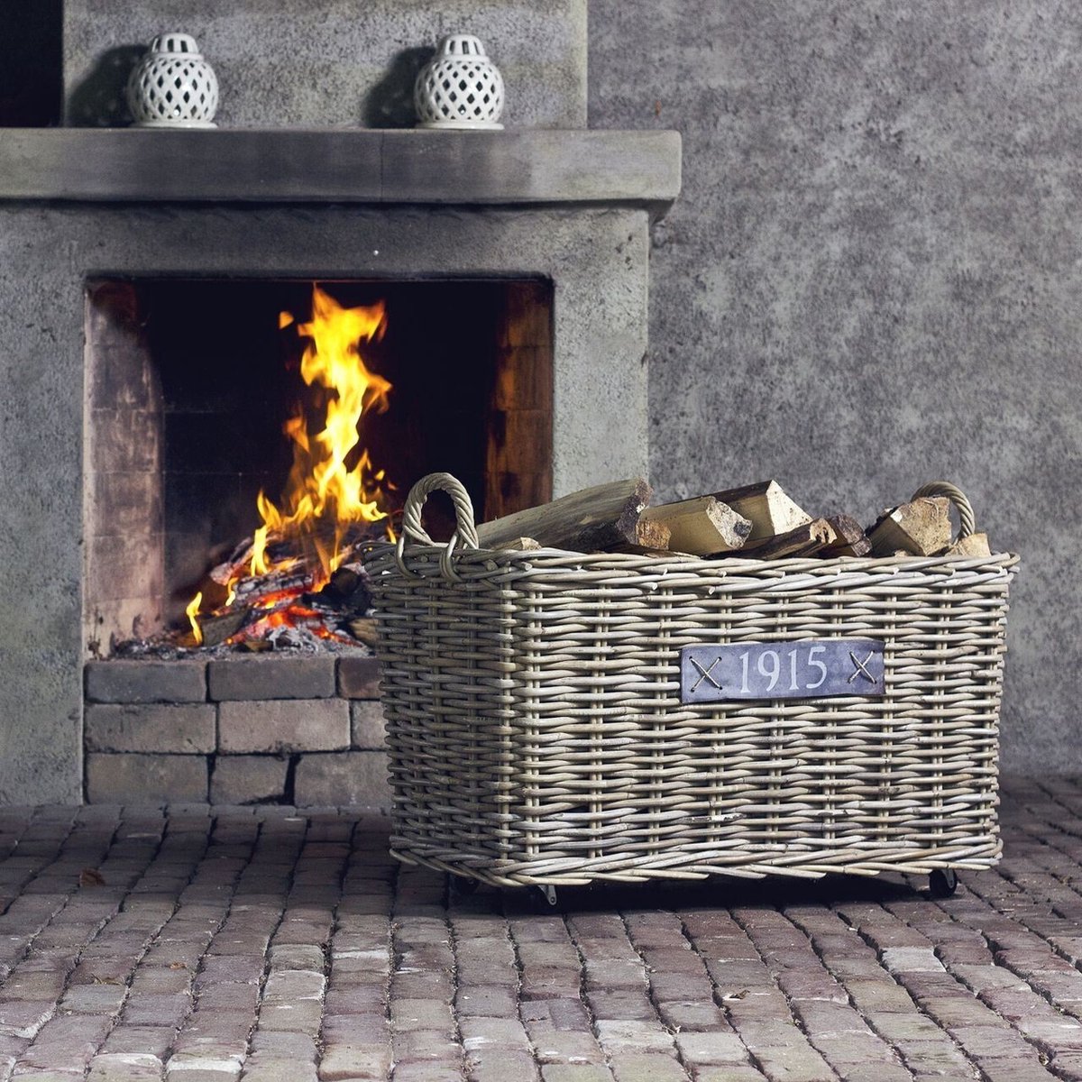 panier à bois en rotin sur roulette