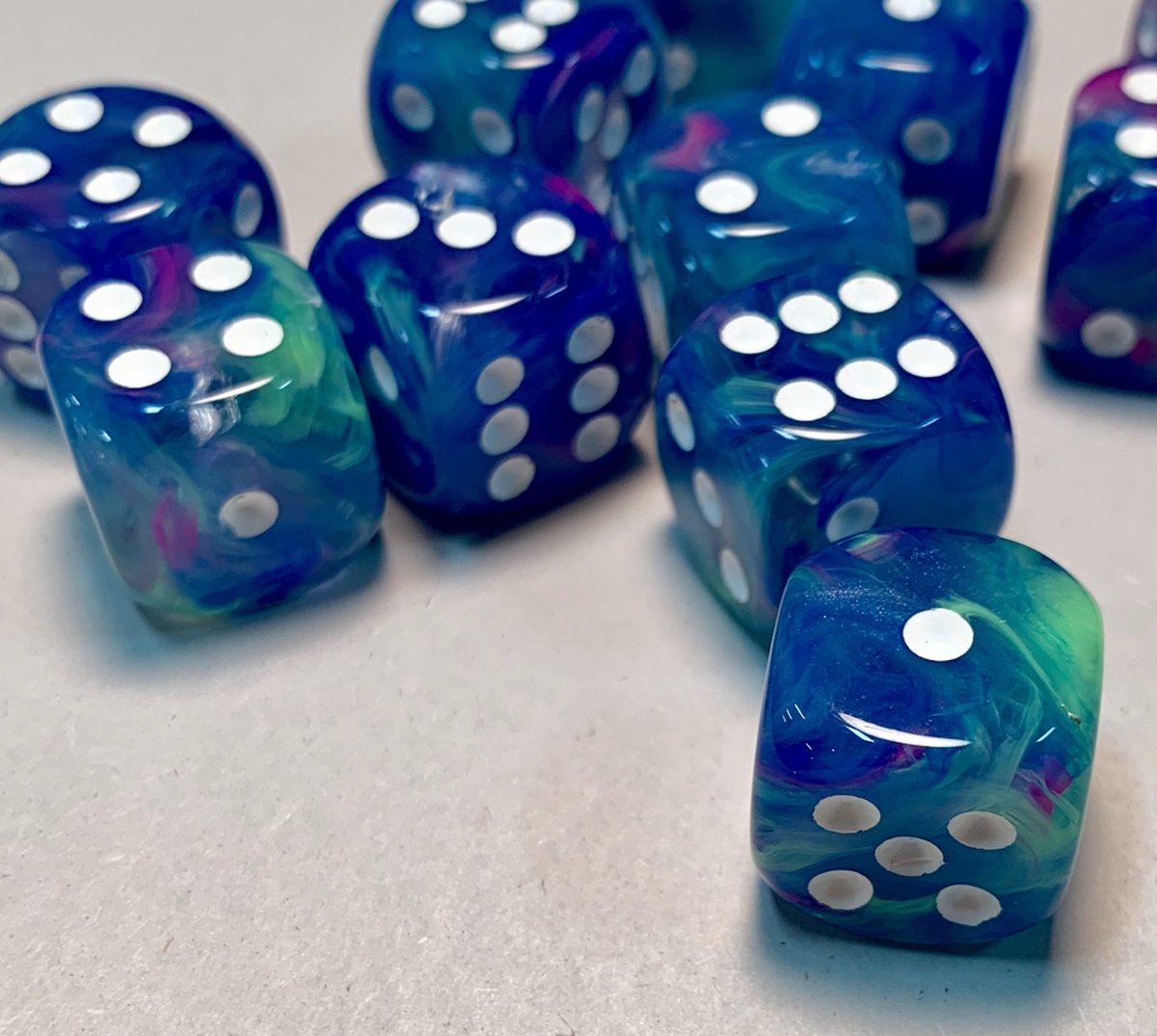 Chessex Festive Waterlily/white D6 12mm Dobbelsteen Set (36 stuks)