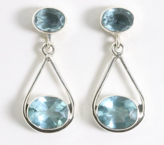 Opengewerkte zilveren oorstekers met blauwe topaas