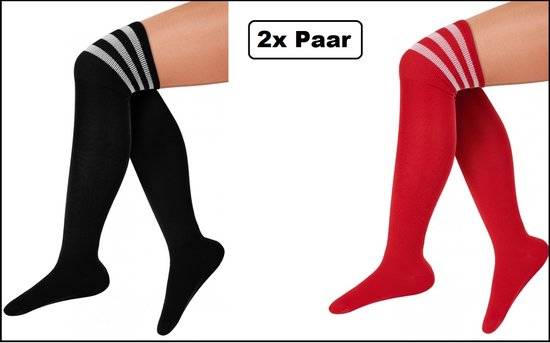 Twee paar kniekousen: één paar zwart en één paar rood, beide met drie witte strepen bovenaan.