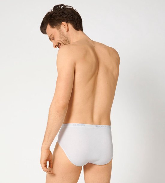 Man met getraind lichaam draagt witte Sloggi midi slip, achterkant.