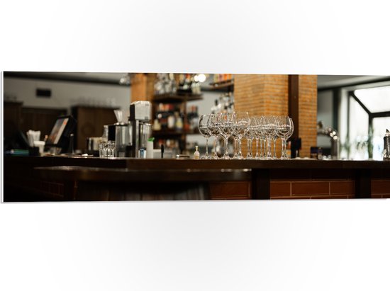 PVC Schuimplaat - Bar - Hout - Ton - Glazen - Drank - Kroeg - 90x30 cm Foto op PVC Schuimplaat (Met Ophangsysteem)