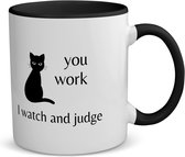 Akyol - vous travaillez, je regarde et je juge tasse à café - tasse à thé - noir - Citations - personnes qui aiment les citations - chat - citations - cadeau d'anniversaire - anniversaire - cadeau - cadeau - cadeau - contenu 350 ML