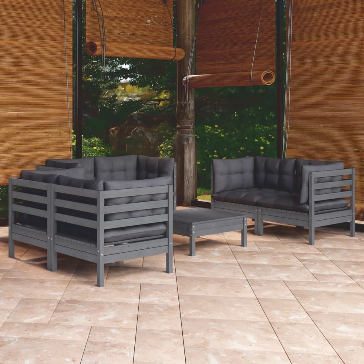 Massief grenenhouten loungeset met kussens in tuinsetting met loungestoel.