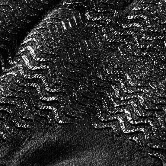 Zwarte gebreide stof met zilverkleurige zigzag-textuur.