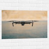 Muursticker - Drone Vliegend boven het Meer - 90x60 cm Foto op Muursticker