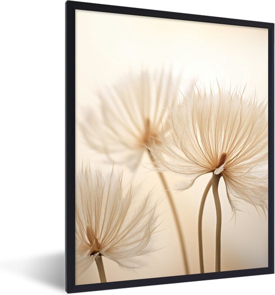 Zwart houten frame met een beige print van delicate bloemen in close-up, vanuit een hoek bekeken.