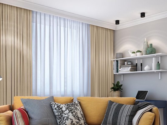 Transparante witte gordijnen hangen voor een raam, met beige overgordijnen ernaast.