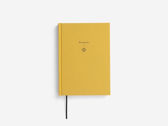 Carnet jaune avec le texte 'Projects' et un logo graphique.