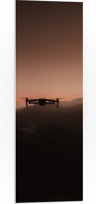 PVC Schuimplaat- Silhouet van Drone Vliegend door de Bergen - 30x90 cm Foto op PVC Schuimplaat