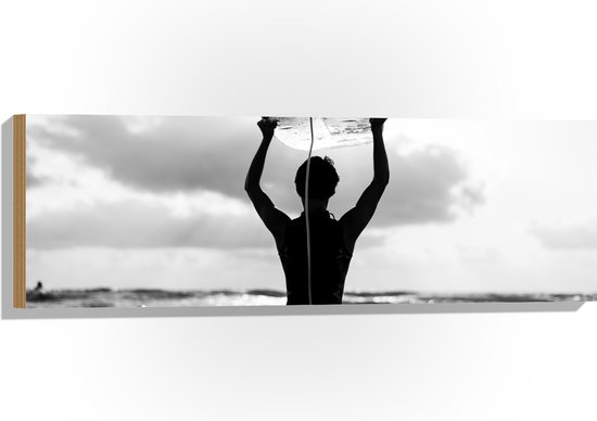 Hout - Achteraanzicht van Persoon met Surfplank boven het Hoofd (Zwart-wit) - 90x30 cm - 9 mm dik - Foto op Hout (Met Ophangsysteem)