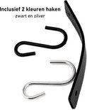 Inclusief 2 kleuren haken: zwart en zilver. Een leren band met twee S-haken.