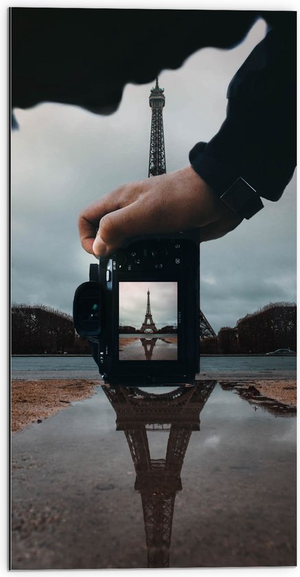 Dibond - Fotocamera voor Eiffeltoren, Parijs - 50x100 cm Foto op Aluminium (Met Ophangsysteem)