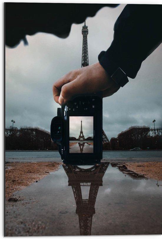 Dibond - Fotocamera voor Eiffeltoren, Parijs - 50x75 cm Foto op Aluminium (Wanddecoratie van metaal)