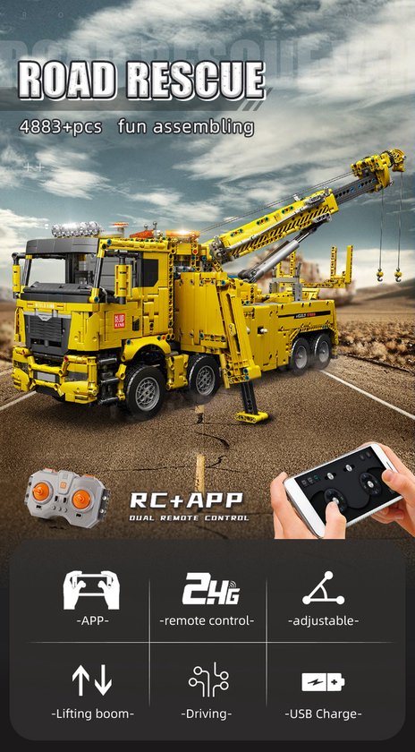 Gele bouwstenen bergingstruck met hijskraan, op een weg, met bedieningsopties RC+APP.