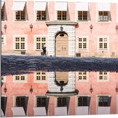 Dibond - Rozegekleurd Gebouw Vol Ramen - 80x80 cm Foto op Aluminium (Wanddecoratie van metaal)