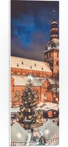 PVC Schuimplaat - Gebouw - Kerk - Kraampjes - Markt - Mensen - Kerstboom - Sneeuw - 20x60 cm Foto op PVC Schuimplaat (Met Ophangsysteem)