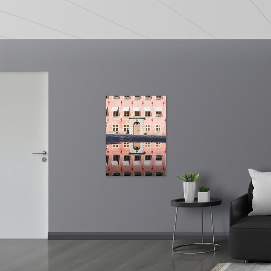 Dibond - Rozegekleurd Gebouw Vol Ramen - 75x100 cm Foto op Aluminium (Wanddecoratie van metaal)